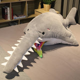 Peluche Requin-Scie gris sur un lit