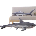 Peluche Grand Requin Blanc canapé et fond blanc