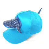 casquette requin-baleine sur fond blanc