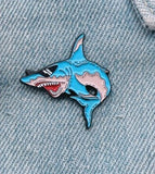 Pin's Requin Lunettes porté sur une veste en jean