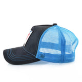 Casquette Requin Écusson noire et bleu ciel de profil