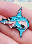 Pin's Requin Lunettes sur une main