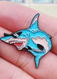 Pin's Requin Lunettes sur une main