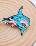 Pin's Requin Lunettes avec un fond de bois