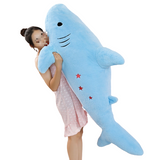 Peluche bleu Requin Etoiles dans les bras