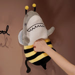 peluche requin abeille poing