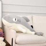 Peluche Requin Gris sur fauteuil, de trois quart