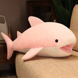 Peluche Requin Mignon rose sur canapé