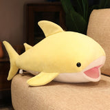 Peluche Requin Mignon jaune sur canapé