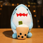 peluche requin assis de face