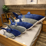 Peluche Requin Cartoon 6 tailles différentes sur un lit