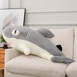 Peluche Requin Gris sur fauteuil, de profil