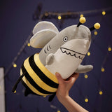 peluche requin abeille main