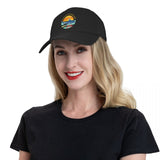 Casquette Requin plage - noire portée par une femme blonde qui sourit