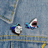 Pin's Requin Attaque sur une veste en jean