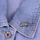 Pin's Requin Nourrice sur le col d'une veste en jean