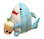 peluche requin assis sur fond blanc