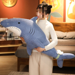 peluche requin bleu portee par une femme